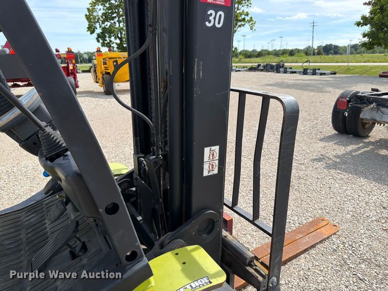 image for item DQ7854 Clark C25L forklift