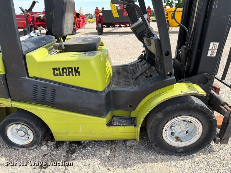 image for item DQ7854 Clark C25L forklift