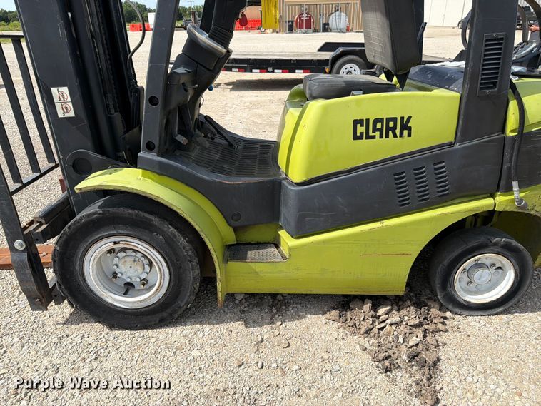 image for item DQ7854 Clark C25L forklift