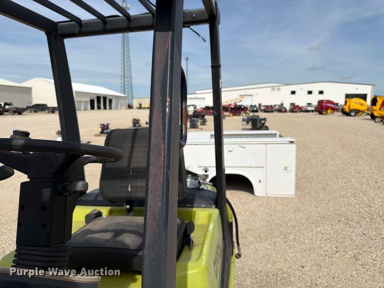 image for item DQ7854 Clark C25L forklift