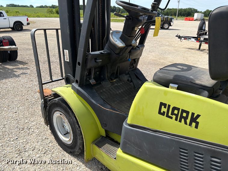 image for item DQ7854 Clark C25L forklift