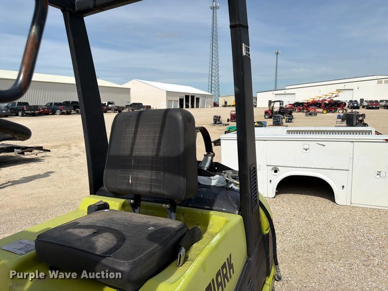 image for item DQ7854 Clark C25L forklift