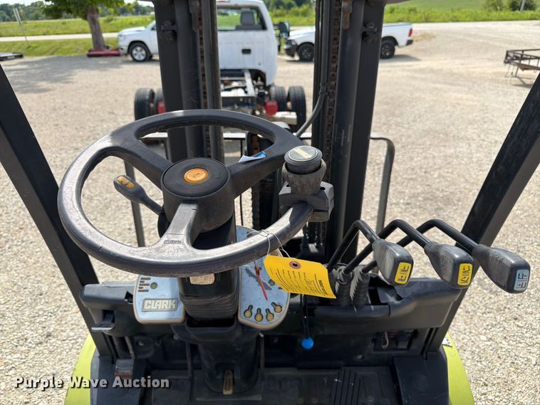 image for item DQ7854 Clark C25L forklift