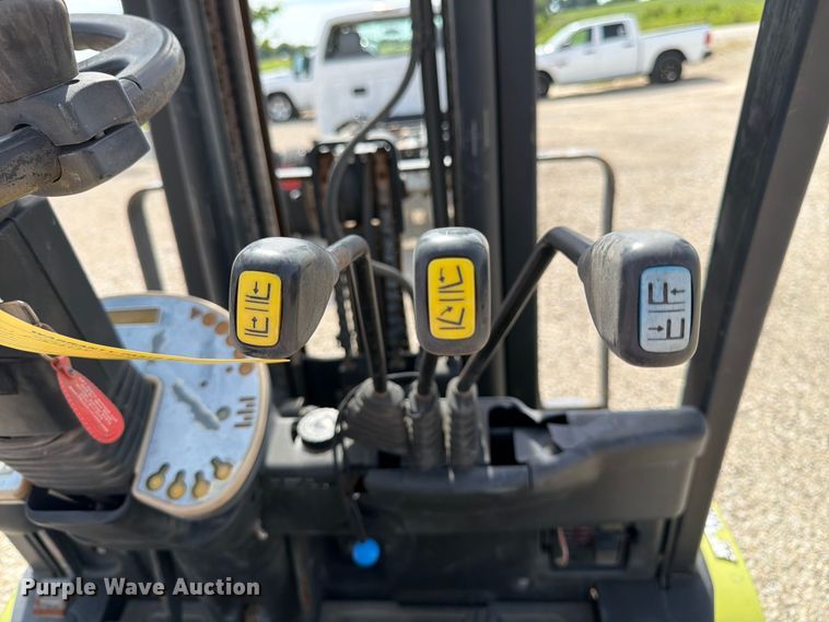 image for item DQ7854 Clark C25L forklift