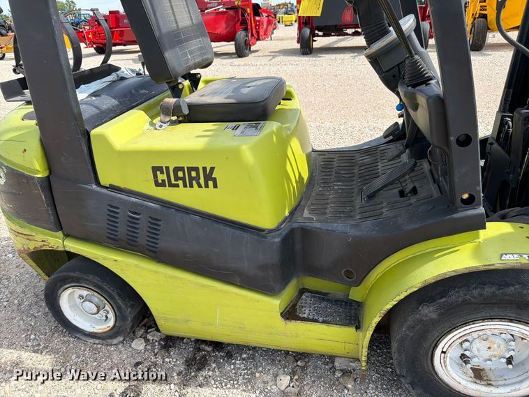 image for item DQ7854 Clark C25L forklift
