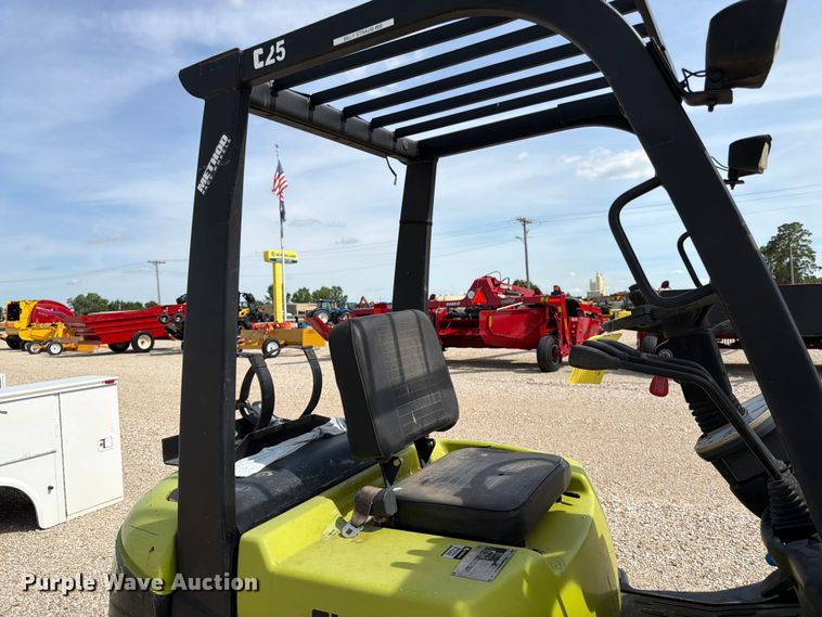 image for item DQ7854 Clark C25L forklift