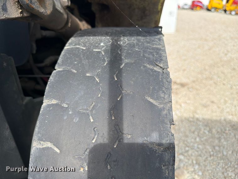 image for item DQ7854 Clark C25L forklift