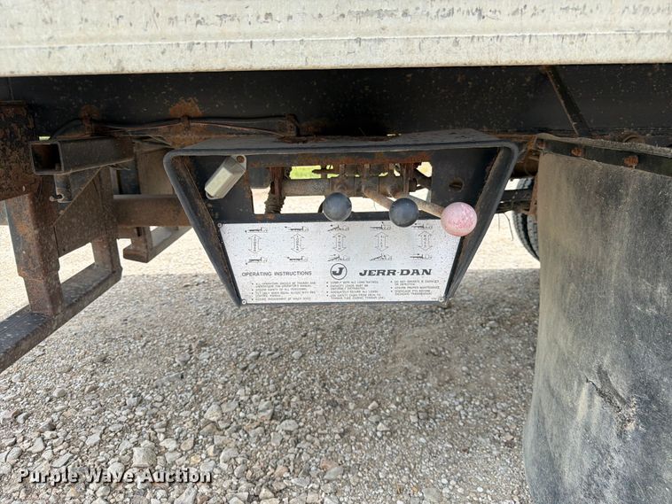 image for item DQ7861 1999 Ford F550 rollback truck