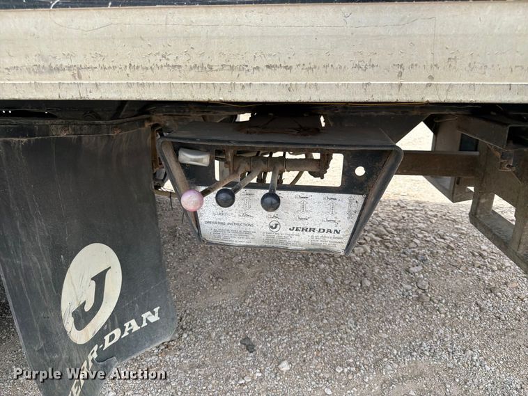 image for item DQ7861 1999 Ford F550 rollback truck