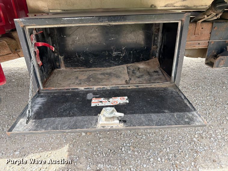 image for item DQ7861 1999 Ford F550 rollback truck