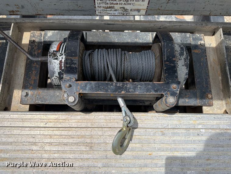 image for item DQ7861 1999 Ford F550 rollback truck