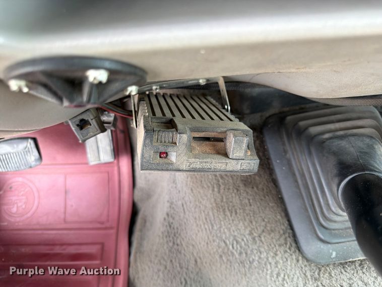 image for item DQ7861 1999 Ford F550 rollback truck