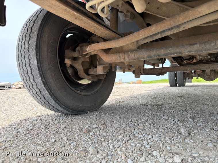 image for item DQ7861 1999 Ford F550 rollback truck