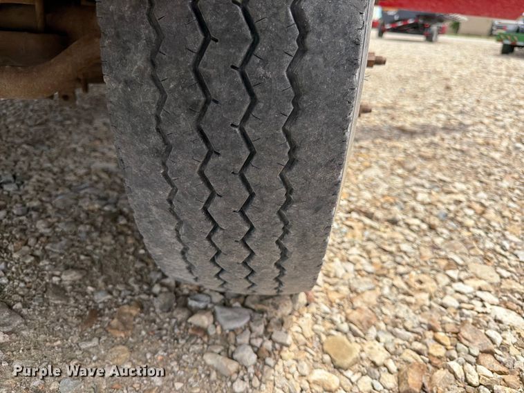 image for item DQ7861 1999 Ford F550 rollback truck