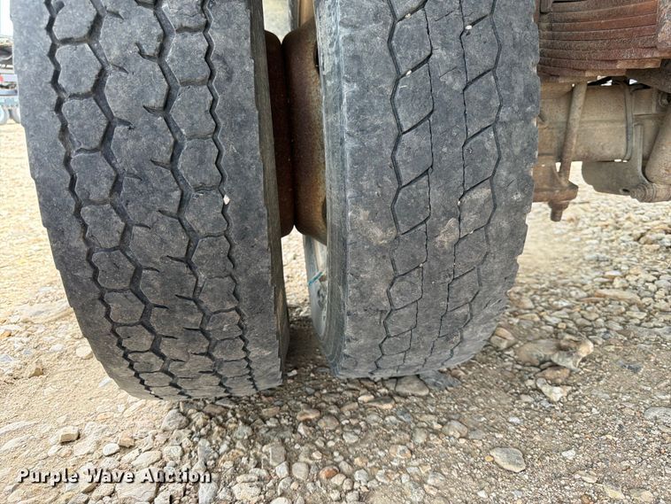 image for item DQ7861 1999 Ford F550 rollback truck
