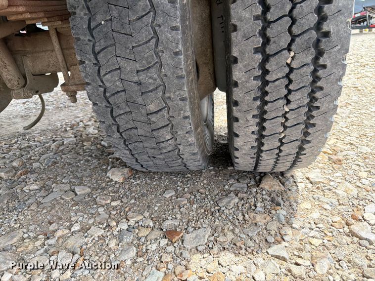 image for item DQ7861 1999 Ford F550 rollback truck