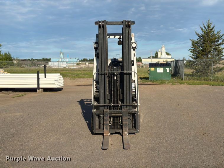 image for item DQ7886 2017 UniCarriers CFS40  forklift