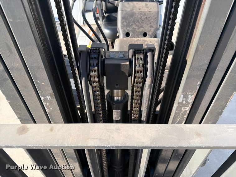 image for item DQ7886 2017 UniCarriers CFS40  forklift