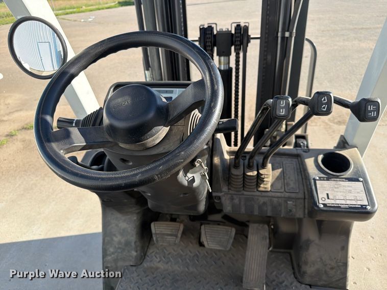 image for item DQ7886 2017 UniCarriers CFS40  forklift