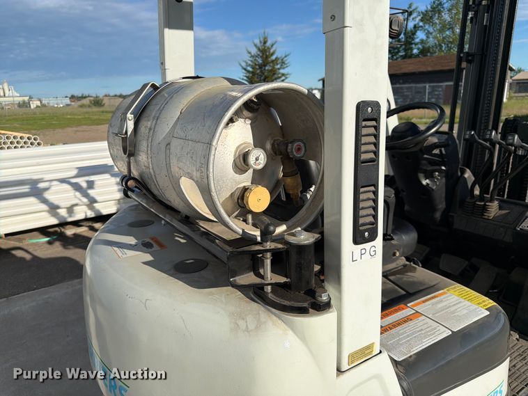 image for item DQ7886 2017 UniCarriers CFS40  forklift