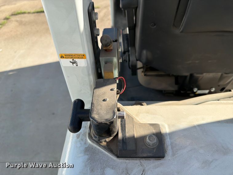 image for item DQ7886 2017 UniCarriers CFS40  forklift
