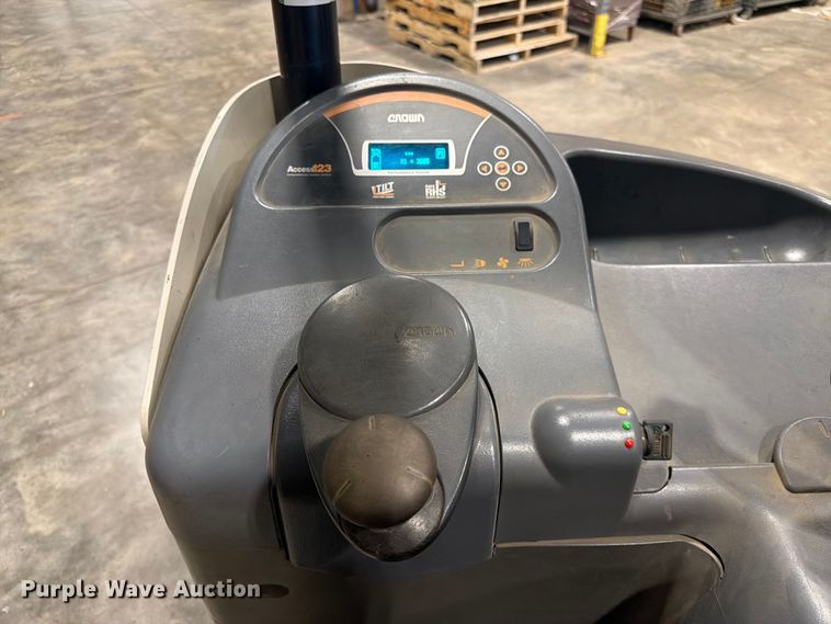 image for item DQ7888 2015 Crown RR5725-35 reach truck