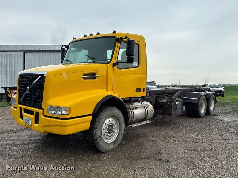 image for item DV2024 2004 Volvo VHD roll-off container truck