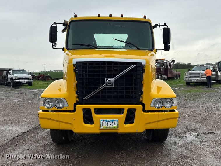 image for item DV2024 2004 Volvo VHD roll-off container truck
