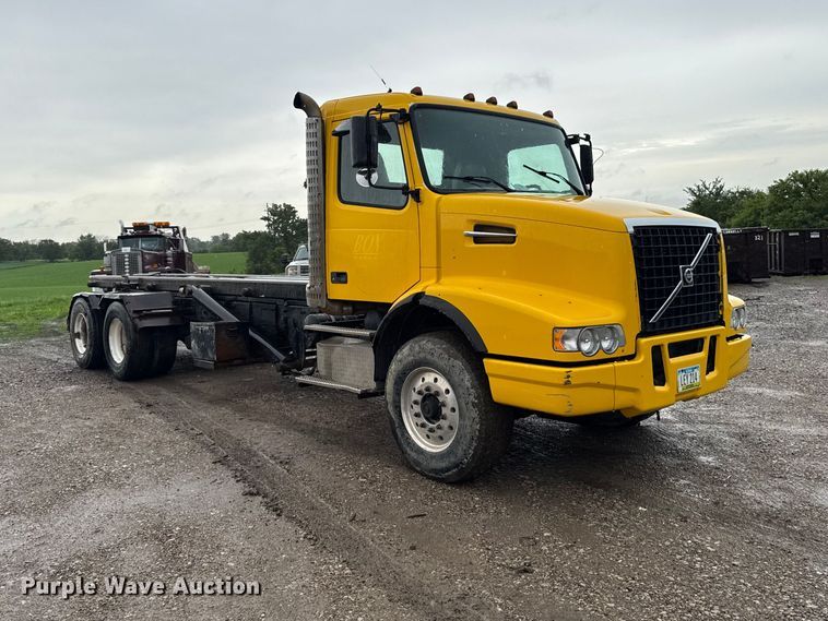 image for item DV2024 2004 Volvo VHD roll-off container truck
