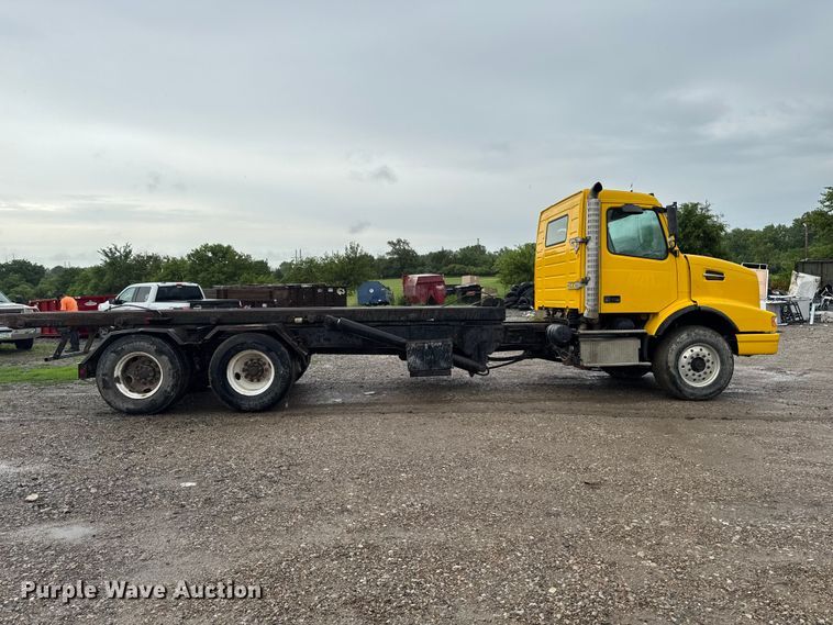 image for item DV2024 2004 Volvo VHD roll-off container truck