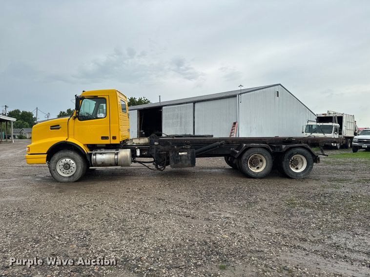 image for item DV2024 2004 Volvo VHD roll-off container truck
