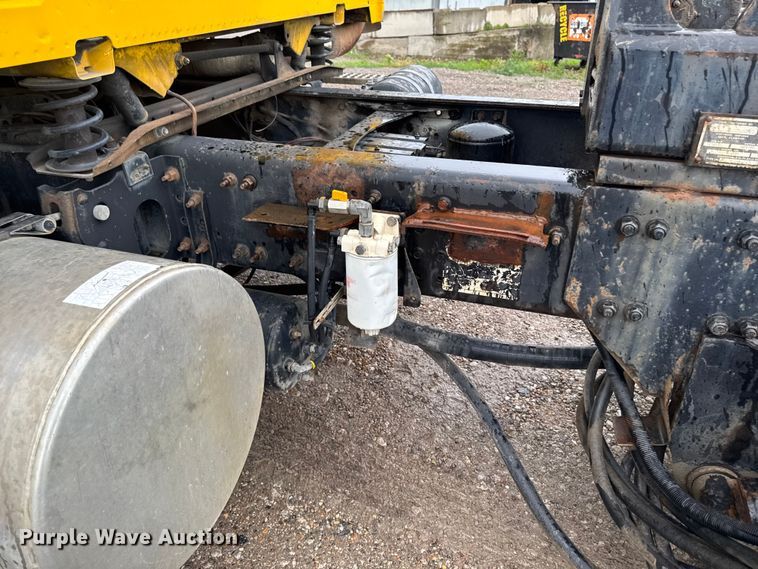 image for item DV2024 2004 Volvo VHD roll-off container truck