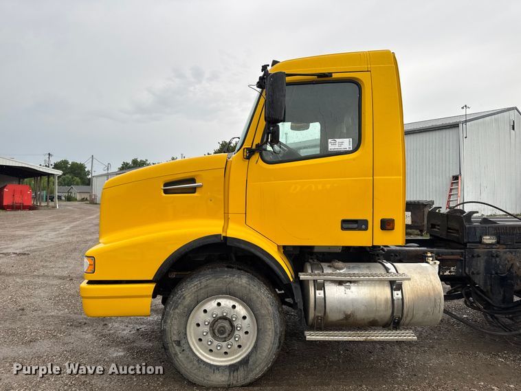 image for item DV2024 2004 Volvo VHD roll-off container truck