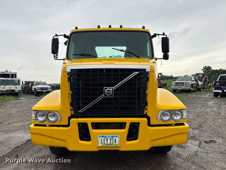image for item DV2024 2004 Volvo VHD roll-off container truck