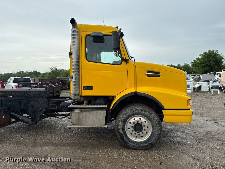 image for item DV2024 2004 Volvo VHD roll-off container truck