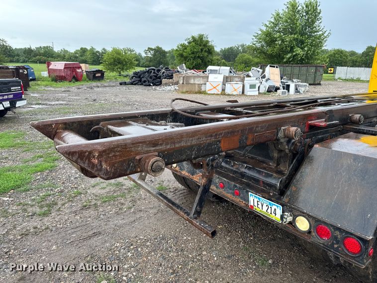 image for item DV2024 2004 Volvo VHD roll-off container truck