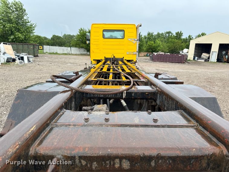 image for item DV2024 2004 Volvo VHD roll-off container truck