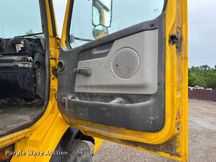 image for item DV2024 2004 Volvo VHD roll-off container truck
