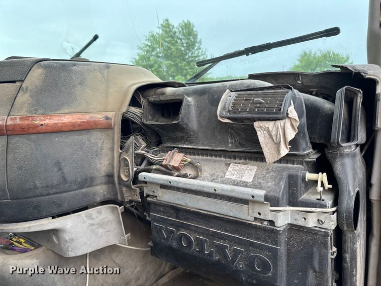 image for item DV2024 2004 Volvo VHD roll-off container truck