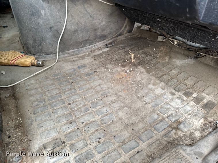image for item DV2024 2004 Volvo VHD roll-off container truck