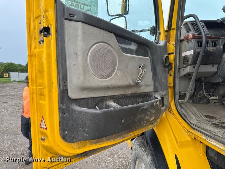 image for item DV2024 2004 Volvo VHD roll-off container truck