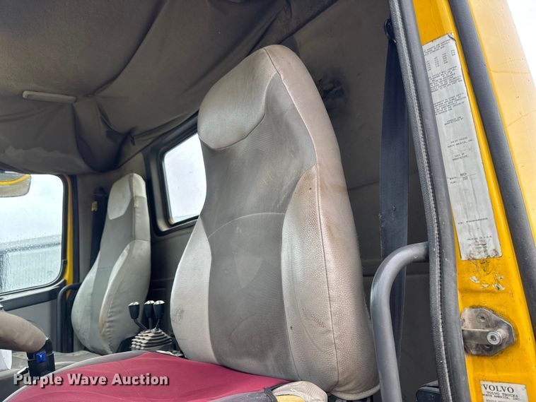 image for item DV2024 2004 Volvo VHD roll-off container truck