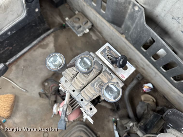 image for item DV2024 2004 Volvo VHD roll-off container truck