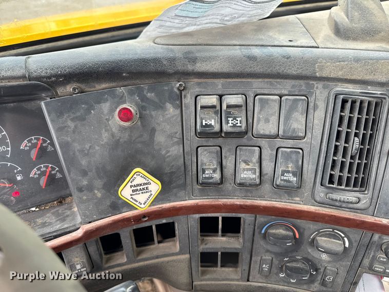 image for item DV2024 2004 Volvo VHD roll-off container truck