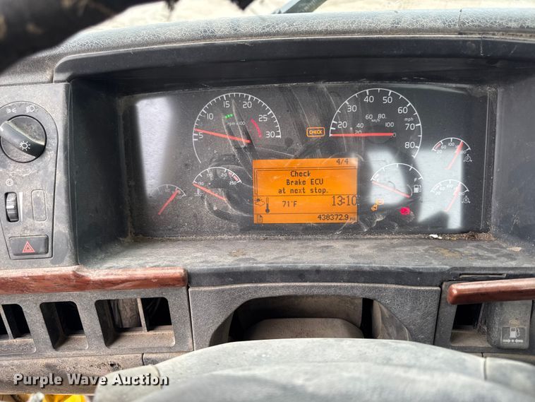 image for item DV2024 2004 Volvo VHD roll-off container truck