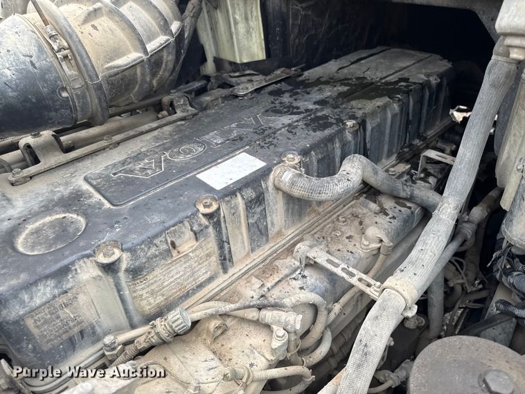 image for item DV2024 2004 Volvo VHD roll-off container truck