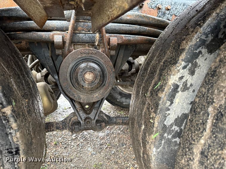 image for item DV2024 2004 Volvo VHD roll-off container truck