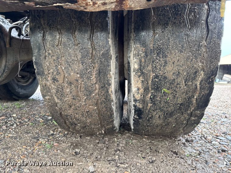 image for item DV2024 2004 Volvo VHD roll-off container truck