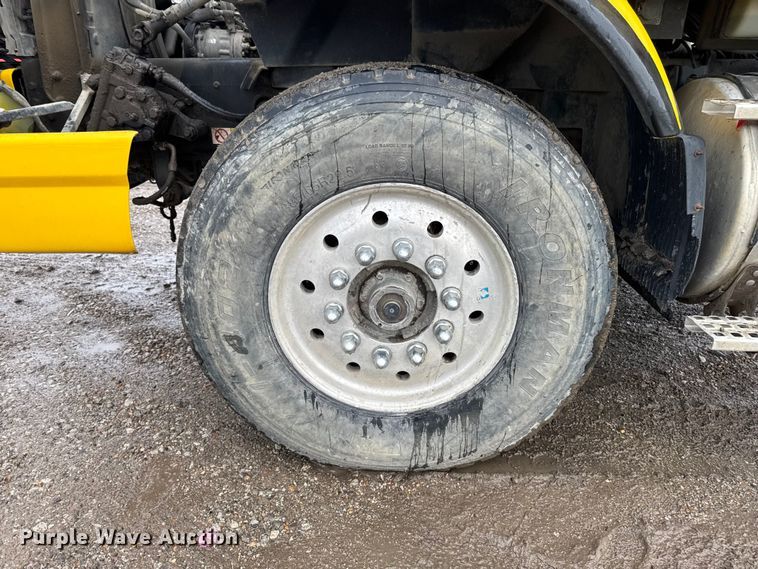 image for item DV2024 2004 Volvo VHD roll-off container truck