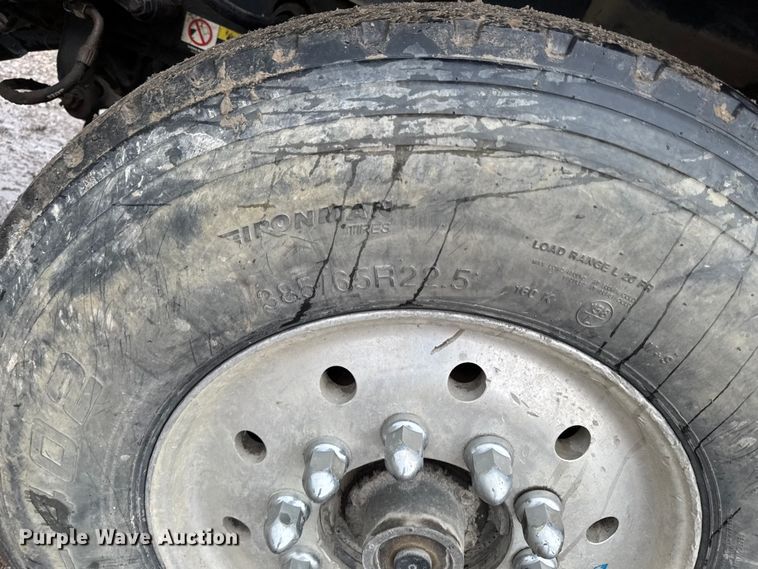 image for item DV2024 2004 Volvo VHD roll-off container truck